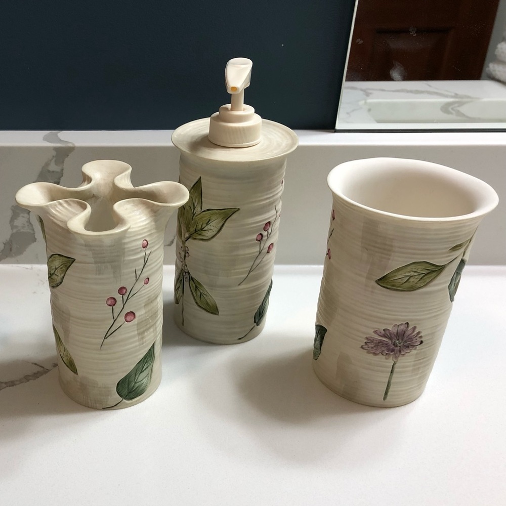 SET shower curtain and accessories